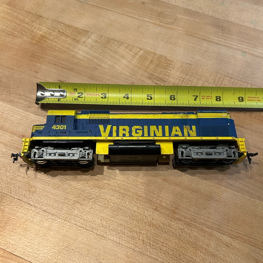 TYCO HO Scale VIRGINIAN 4301 DIESEL Locomotive Train Engine & xtra car - Picture 2 of 16